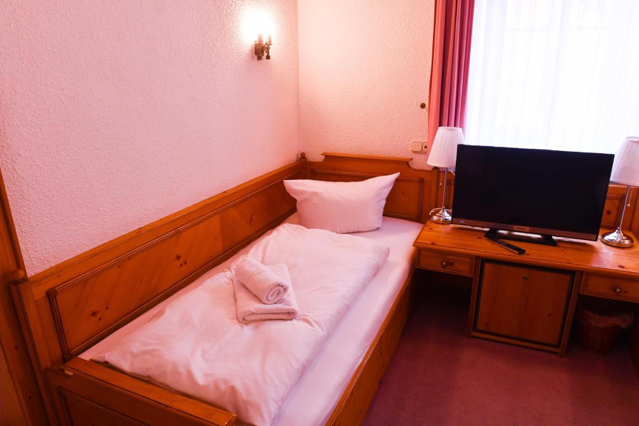 Hotel Gaestehaus Linde Mornsheim Exterior photo